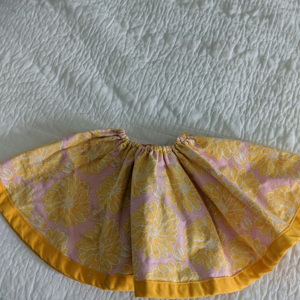 Reversible elastic band skirt